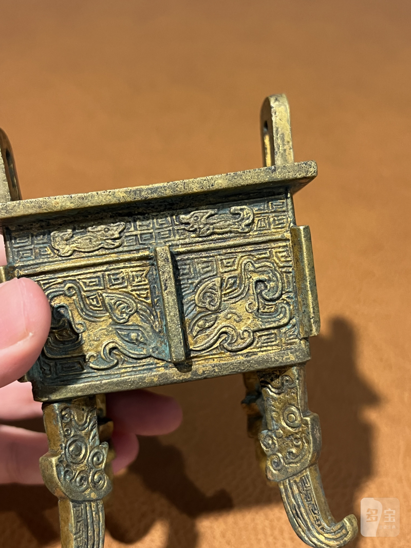 清乾隆 铜鎏金饕餮纹出戟鼎式香薰 - 图7